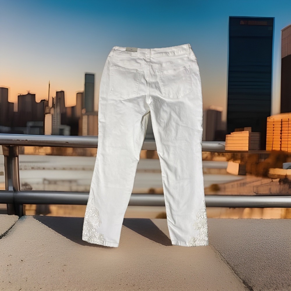 New Maurices Women's Juniors White Crop Jeans Size 9/10 NWT
